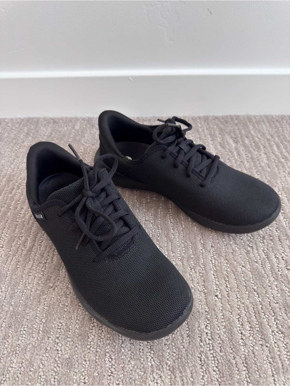 Kizik Madrid Eco Knit Blackout Hands-Free Sneakers Men’s 7 / Women’s 8.5 Wide 2E